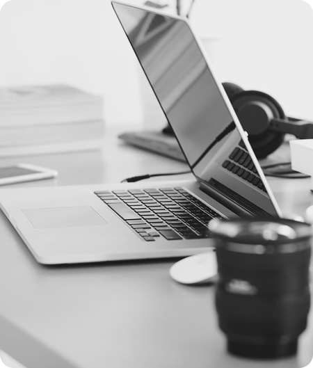 A black & white image of a laptop